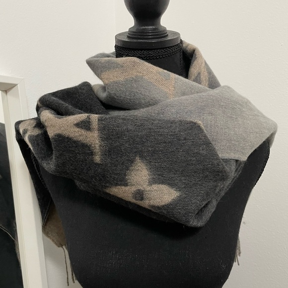 LV Reykjavik Gradient Scarf - Picture 1 of 8